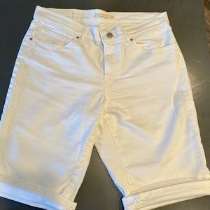 NWOT Levi’s white stretch short with embroidery detail on side of legs. Size 30.